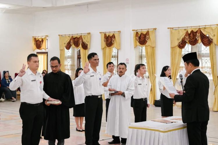 Wabup Lantik Pejabat Administrator di Lingkungan Pemkab Humbang Hasundutan