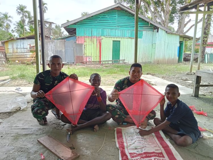 Satgas Yonif 132/BS Ajarkan Anak-Anak Membuat Layang-Layang Sendiri