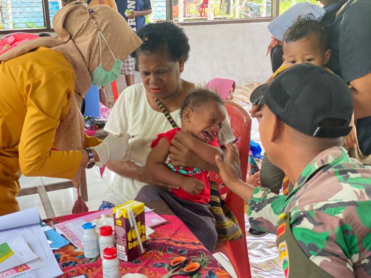 Bersama Puskesmas Arso Kota Satgas Pamtas Yonif 132/BS Sosialisasi Pencegahan Stunting Kepada Masyarakat Papua