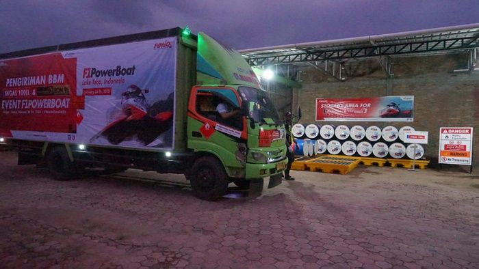 8.000 Liter Bahan Bakar Kapal F1 Powerboat Tiba di Balige