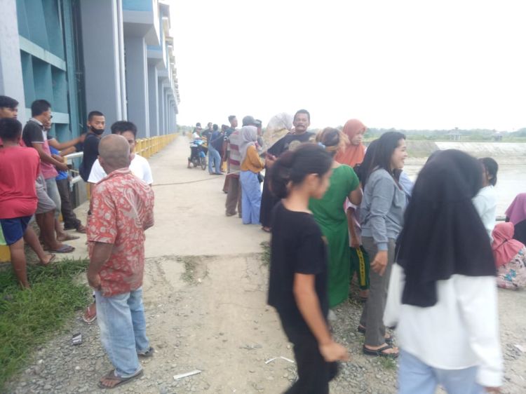 Gila ! Seorang Pria Nekat Lompat ke Bendungan Sedalam 25 Meter