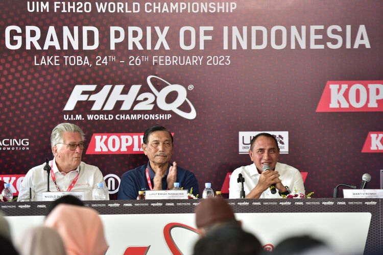Edy Rahmayadi Ajak Masyarakat Belanja di Stan UMKM dan Pedagang Kecil saat F1 Powerboat
