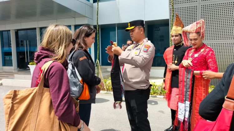 Amankan Silangit, Kapolres Kalungkan Ulos Delegasi F1 Fowerbood