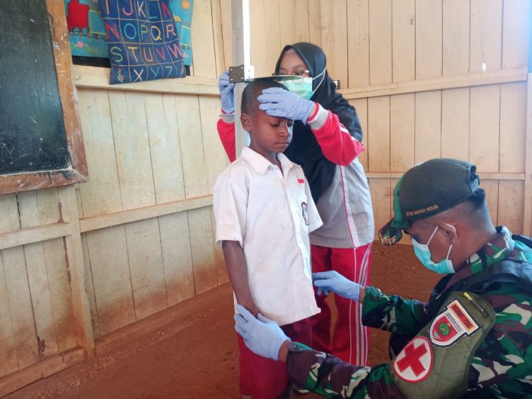 TNI Peduli Kesehatan  Dan Gizi Anak-anak Perbatasan RI-PNG