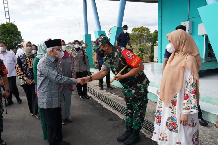Pangdam I/BB Bersama Forkopimda Tapteng Sambut Wapres RI di Bandara FL Tobing