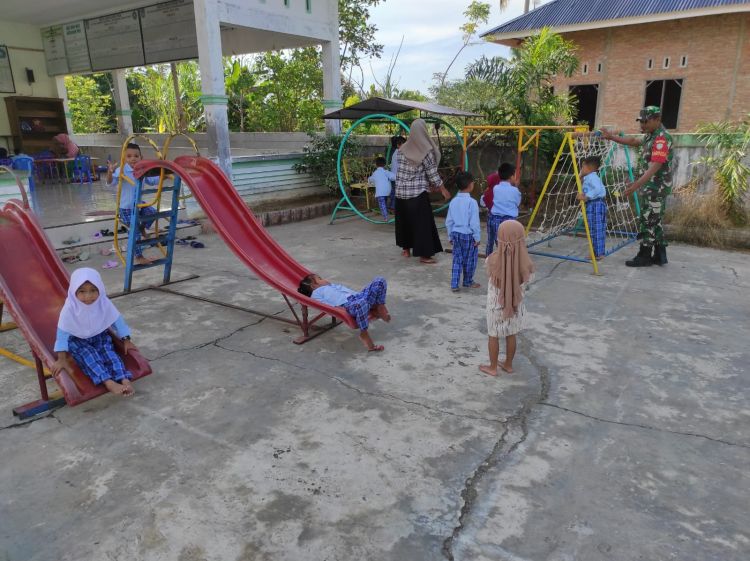 Babinsa Suyono Tanamkan Semangat, Solidaritas dan Kerjasama Yang Baik Kepada Murid Paud Desa Binaan