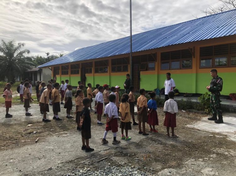 Satgas Yonif 132/BS TNI Mengajar Anak Sekolah di Perbatasan Papua