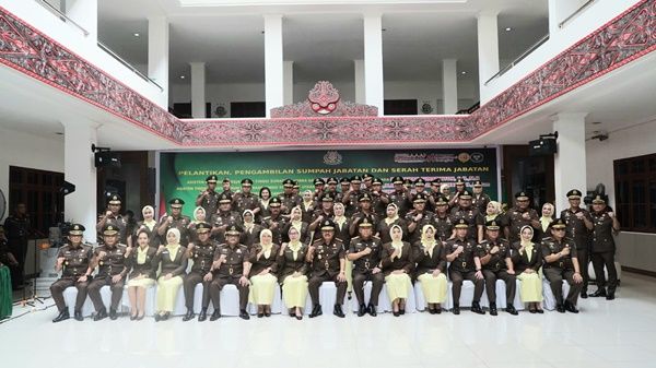 Lantik 3 Asisten, 5 Kajari dan 1 Koordinator, Kajati Sumut : Segera Identifikasi Tempat Kerja Baru Untuk Pencapaian Kinerja Optimal