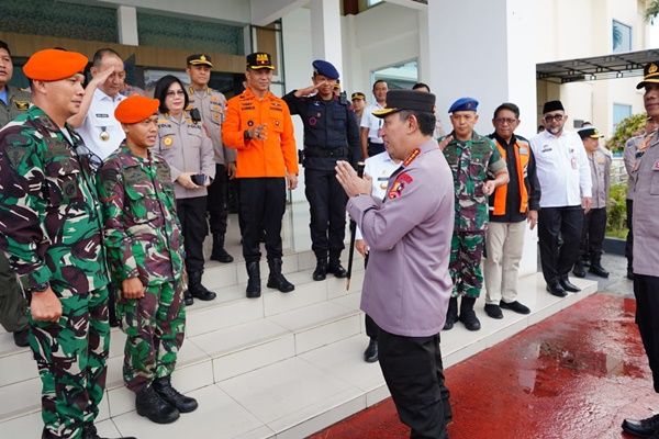 Kapolri Apresiasi Personil TNI yang Terlibat Langsung Evakuasi Kapolda Jambi