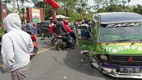 Bruk! Laka Beruntun Depan Bumi Perkemahan Sibolangit