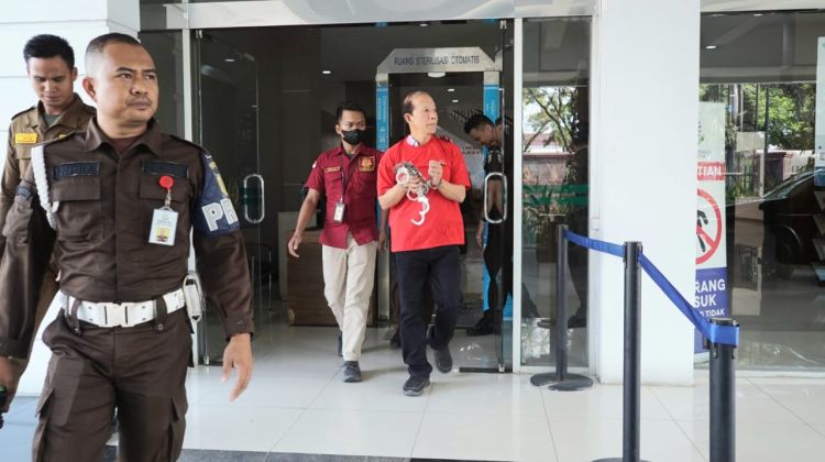 Tim Tabur Kejatisu Amankan  Buronan Kasus Penggelapan Uang  3 Milyar