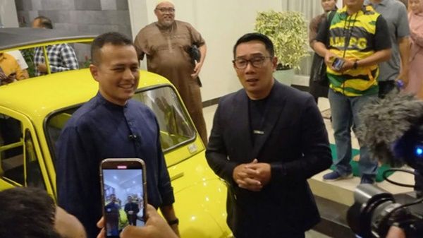 Di Medan, Ijeck dan Ridwan Kamil Jalan-jalan Malam Naik Bemo Kuning
