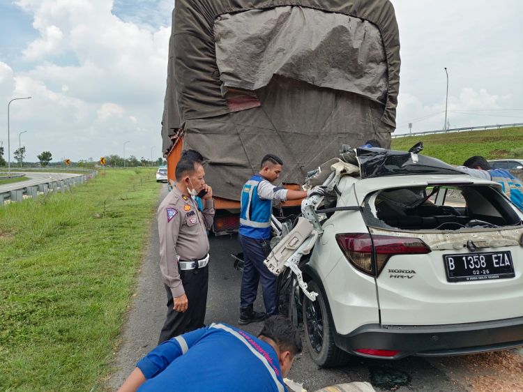 Mobil HRV Tabrak Truk di Tol Tebingtinggi, 2 Tewas