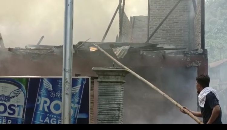 Pengunjung Wisata Bukit Lawang Panik, Bangunan di Jalan Orangutan Terbakar