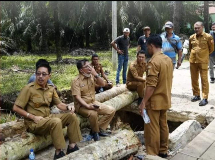 Diduga Dikorupsi, Bupati Labusel Terima Pengaduan dan Tinjau Jembatan Rusak