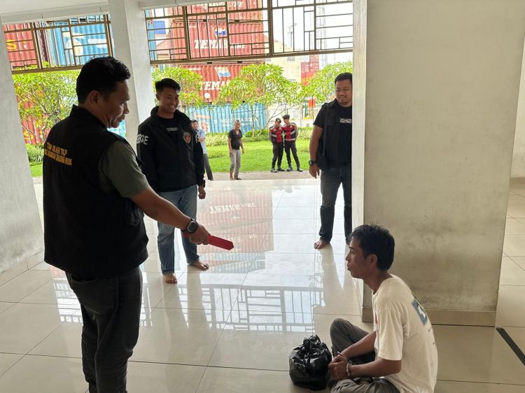 Spesialis Maling HP Jamaah Dibekuk Anggota Polres Pelabuhan Tanjung Priok yang Sedang Jumat Berkah