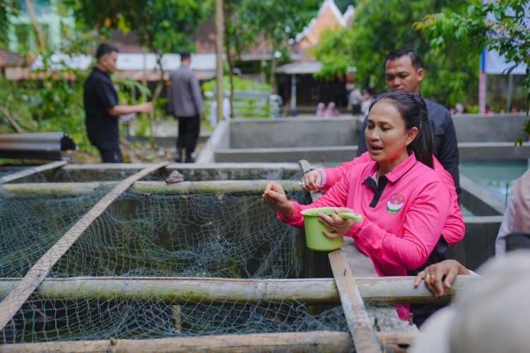 Istri Kapolri Tebar Benih Ikan di Yogyakarta: Dukungan Yayasan Kemala Bhayangkari untuk Ketahanan Pangan