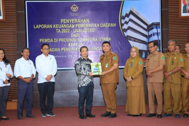 Bupati Labura Serahkan LKPD Unaudited TA 2022 ke BPK