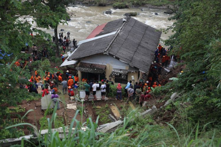 BNPB Serahkan DSP Rp500 Juta dan Relokasi Warga Korban Longsor Bogor