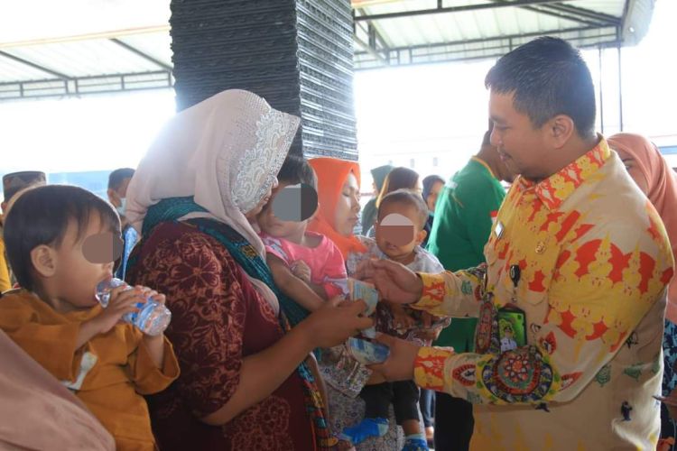 Bupati Labura Salurkan Bantuan UKM, Anak Stunting dan Pembangunan Masjid