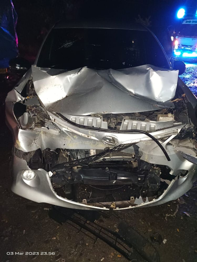 Avanza Tabrak Colt Diesel di Porsea, Sopir dan 4 Penumpang Terluka