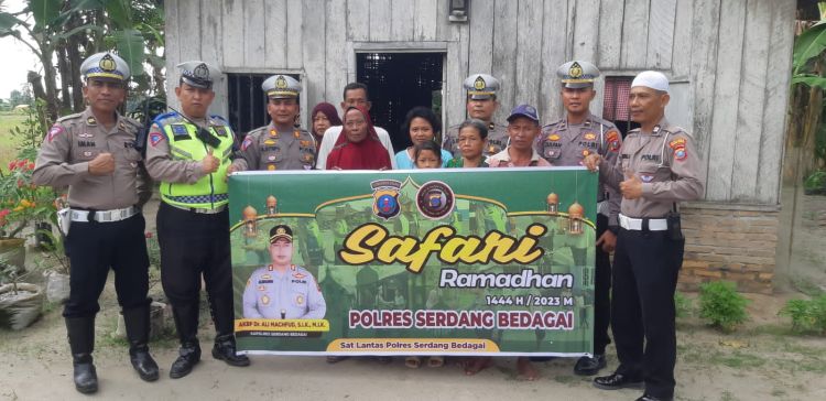 Satlantas Polres Sergai Berbagi Sembako ke Warga Kurang Mampu