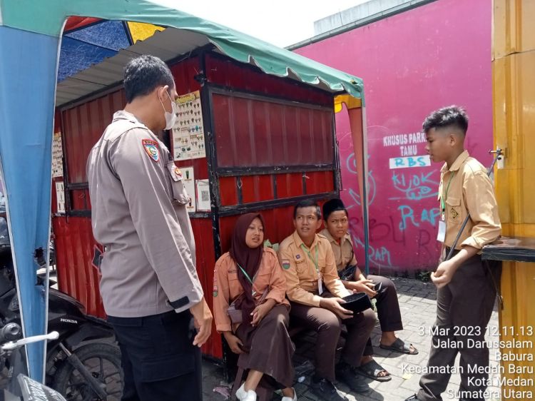 Bhabinkamtibmas Polsek Medan Baru Sampaikan Pesan Kamtibmas Kepada Pelajar