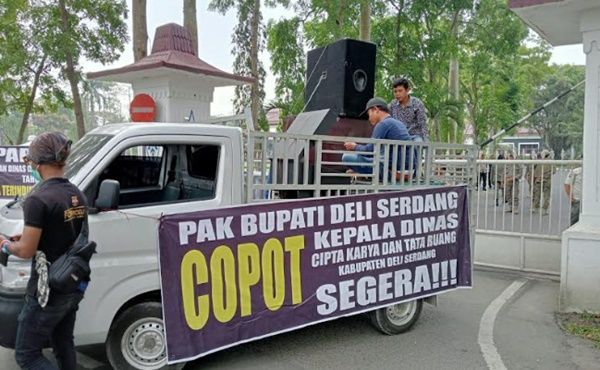 Lagi, Rekanan Dinas Cikataru Demo Kantor Bupati DS