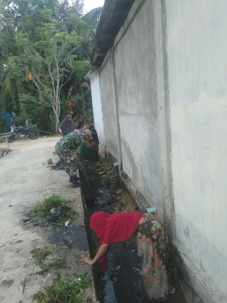 Babinsa Aceh Timur  Ajak Santri Gotroy