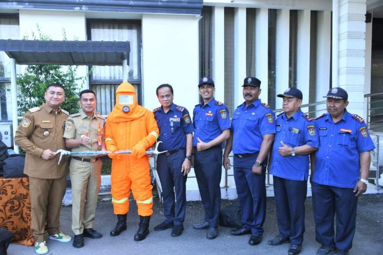 Petugas Damkar dan Penyelamatan Labura Terima Peralatan Kerja