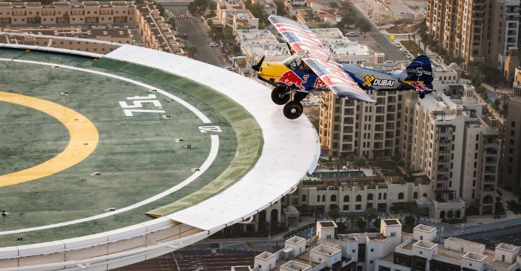 Pesawat Mendarat di Helipad Ukir Sejarah