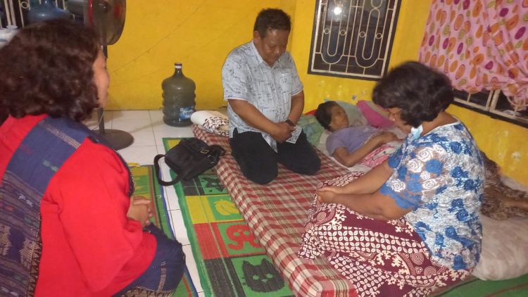 Warga Dapil Sakit, Anggota DPRD Medan Daniel Pinem Langsung Besuk dan Bantu