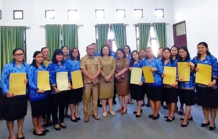 Kepala BKPSDM Serahkan SK PNS Kepada 17 CPNS Formasi Tahun 2021