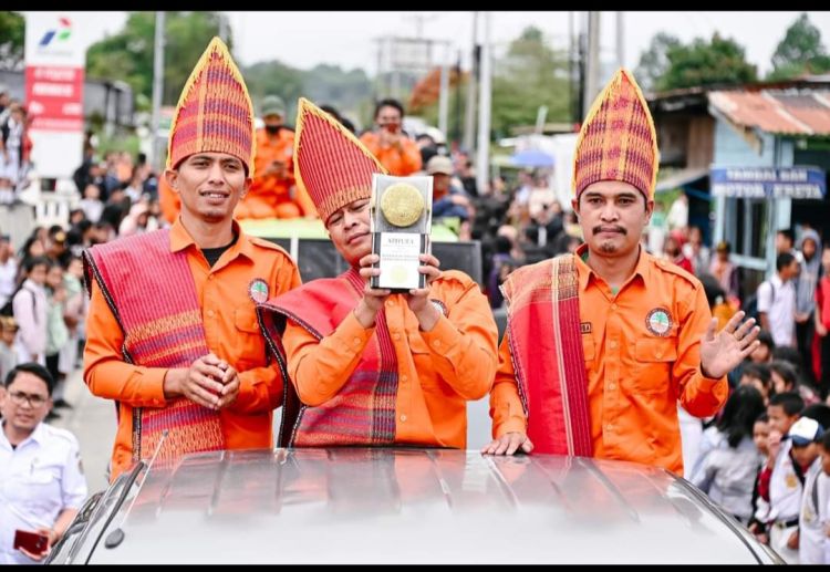 Pasukan Oranye Humbahas Bawa Piala Adipura Keliling Kota Dolok Sanggul