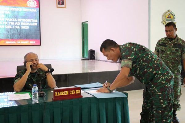 Warga Serahkan Senjata Api Rakitan Jenis FN dan Amunisi Aktif kepada Kodim 0213/Nias
