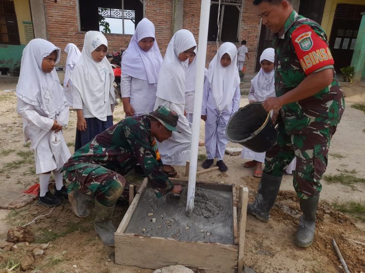 Peduli Pendidikan, Babinsa Aceh Timur Pasang Tiang Bendera di Madrasah Ibtidaiyah Bustanul Suqra Alue Ie Merah