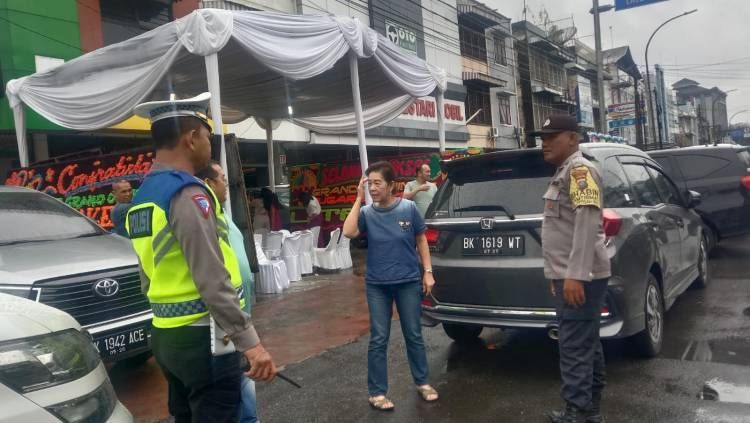 Satlantas Tertibkan Parkir Berlapis Hingga Macetkan Jalan