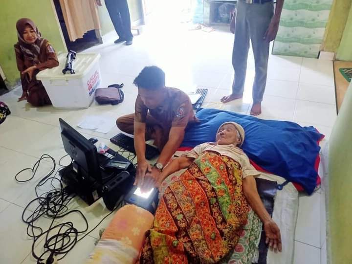 Tim Sadoku Disdukcapil Deliserdang Datangi Rumah Warga Sakit dan Lansia