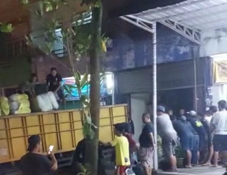 Petugas Grebek Ruko di Medan Diduga Tempat Penyimpanan Pakaian Bekas