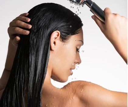 Suka Keramas di Malam Hari? Waspada Ancaman Jamur di Kulit Kepala!