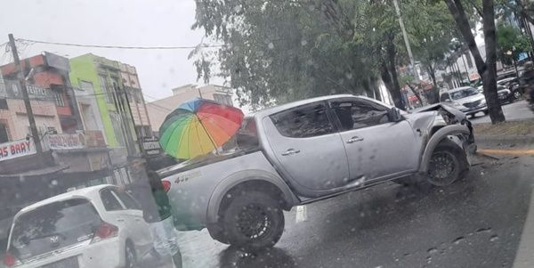 Mobil Pecah Ban Hantam Median Jalan Gagak Hitam,  Ibu dan Anak Selamat