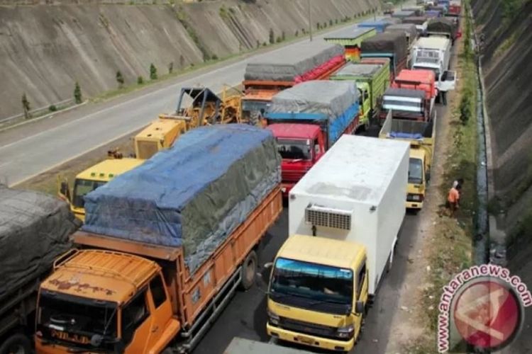 Ternyata Ini Alasan Mengapa Truk Berjalan Lebih Lambat dari Kendaraan Lain