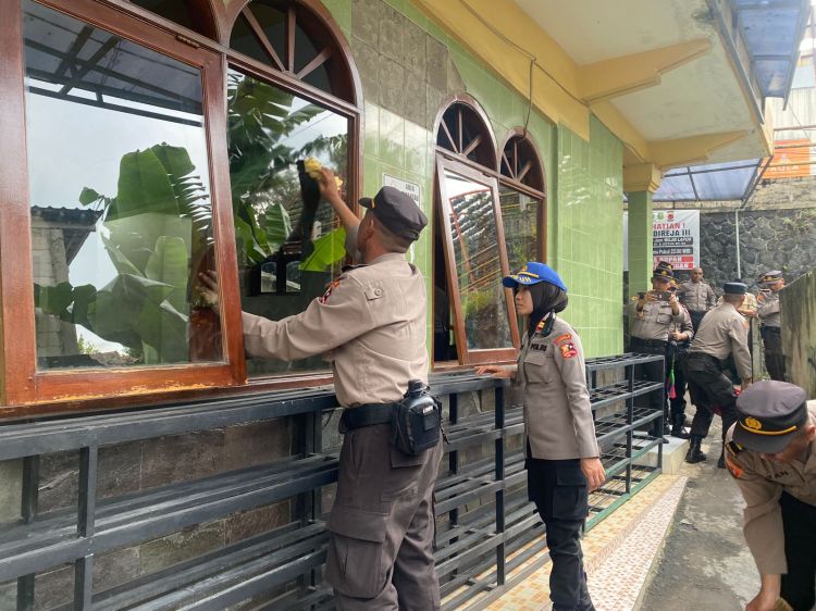 Sambut Ramadan, Resimen Rahesa Aditya Diandra (RAD) SIP 52 Baksos Bersihkan 7 Masjid di Sukabumi