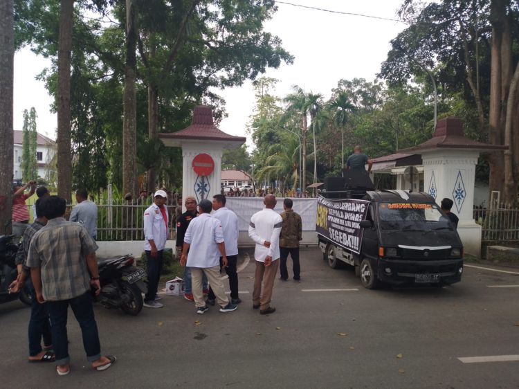 Kecewa, Pemborong Demo di Kantor Bupati Deliserdang