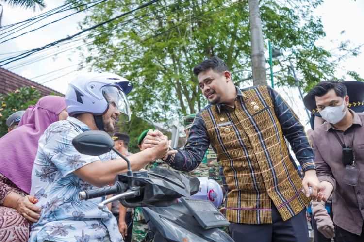 Bobby Nasution Bagikan Leaflet dan Helm, Dukung Peningkatan Kesadaran Tertib Lalulintas