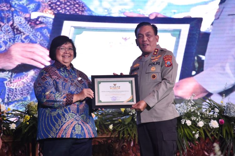 Kapolda Sumut Raih Penghargaan Menteri LHK