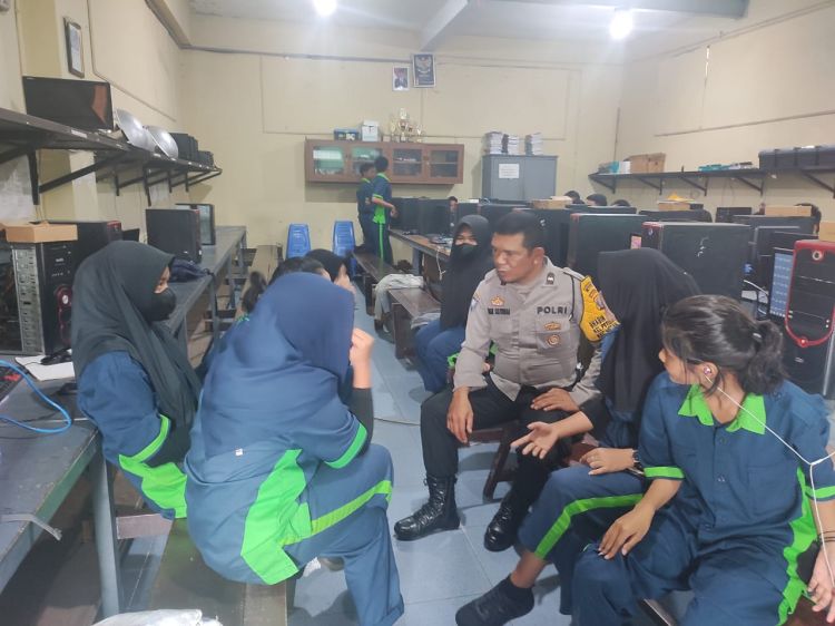 Bhabinkamtibmas Polsek Medan Baru Motivasi Siswa Lebih Giat Belajar