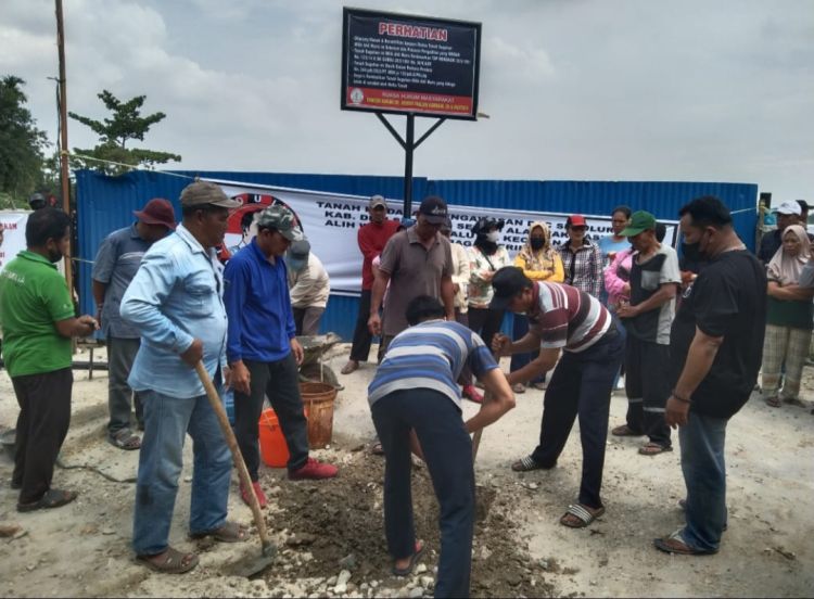 Tak Puas Gugatan Ditolak Pengadilan, Masyarakat Bersma Pengacara OK Hendri Dirikan Plank Depan Pintu Masuk Proyek KDM Bangun Sari