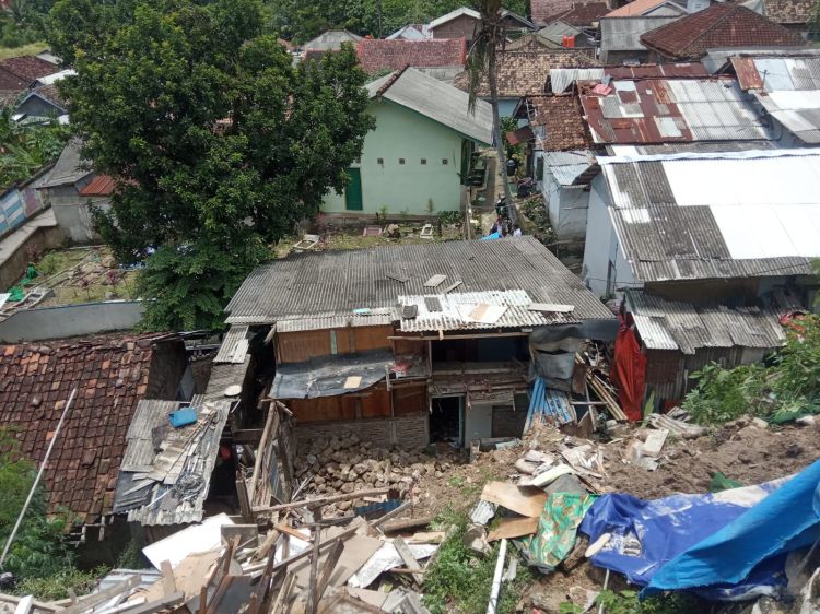Rumah Warga di Lampung Selatan Tertimpa Material Longsor