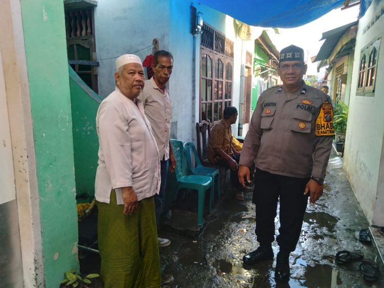 Bhabinkamtibmas Polsek Medan Baru Bantu Prosesi Pemakaman Warganya